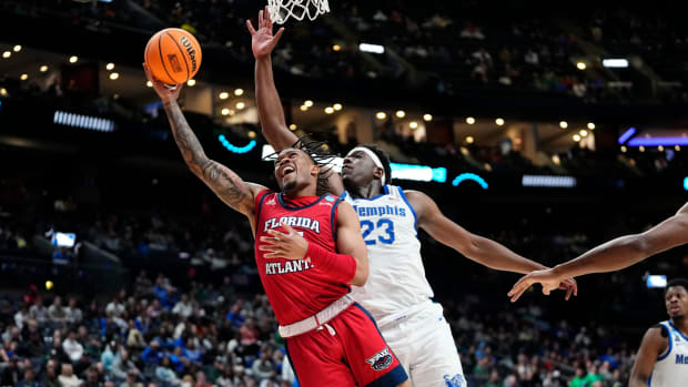 Mar 17, 2023; Columbus, Ohio, USA; Florida Atlantic Owls guard Alijah Martin (15) shoots around Memphis Tigers forward Malcolm Dandridge (23) during the first round of the NCAA men s basketball tournament at Nationwide Arena.